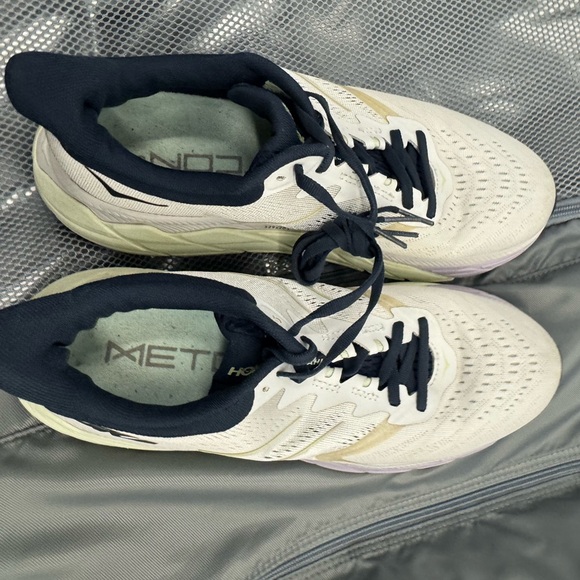 HOKA ARAHI 5 shoes excellent like new condition - Picture 10 of 15